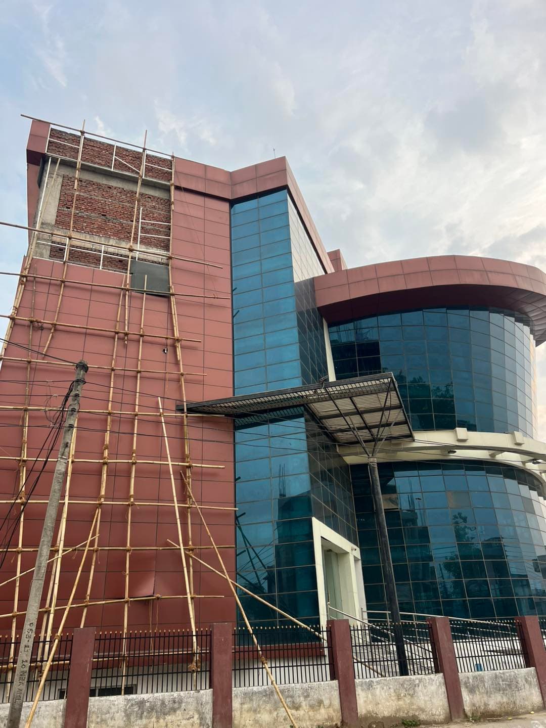 सिद्धार्थनगर नगरपालिकाको कृषि भवनमा मर्मत कार्य सुरु – उडेका प्लेट बोर्ड पुनः जडान